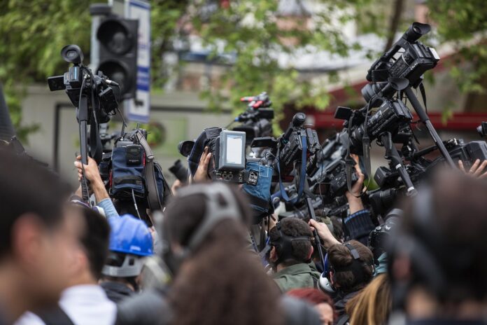 Tres amenazas de muerte y más de una veintena de agresiones a la prensa marcaron el inicio de 2026 en Ecuador