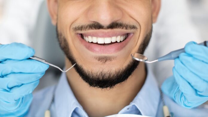 Los hombres todavía evitan al dentista y buscan ayuda solo cuando sienten dolor