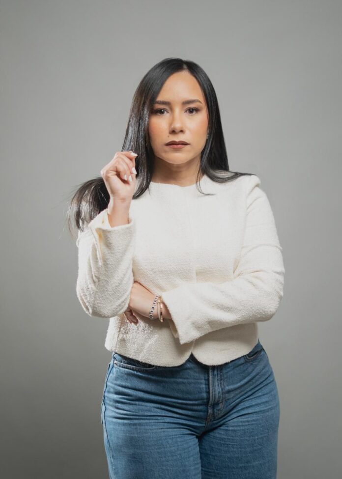 Carol Mueses es la mujer detrás del nuevo impulso de la crónica social dominicana