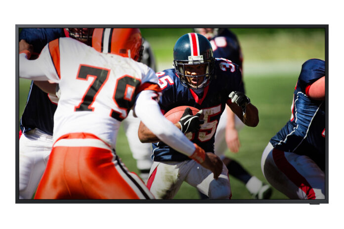 QN85LST9CAFXZA_006_Front2_Titan Black El confort de tu hogar transforma una tradición televisiva como la final del fútbol americano