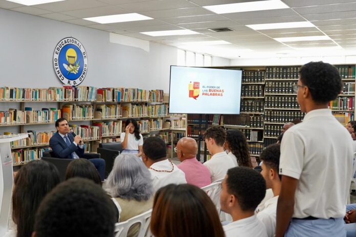 Roberto Ángel Salcedo inicia nueva etapa de “El Poder de las Buenas Palabras” enfocada en centros educativos