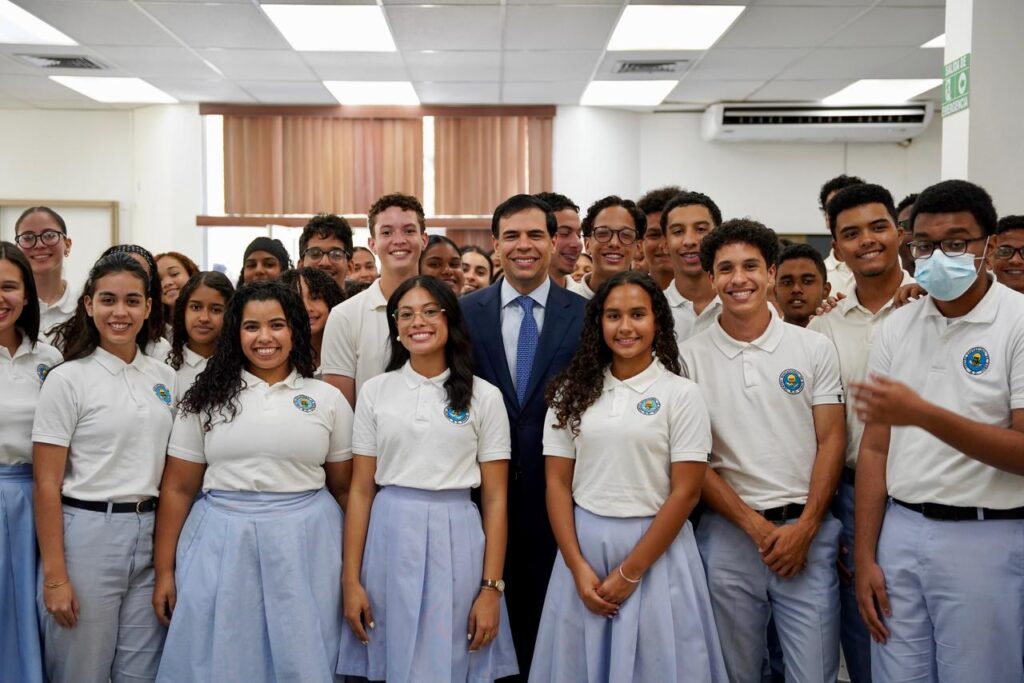Roberto Ángel Salcedo inicia nueva etapa de “El Poder de las Buenas Palabras” enfocada en centros educativos
