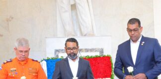 Defensa Civil honra a los Padres de la Patria con ofrenda floral