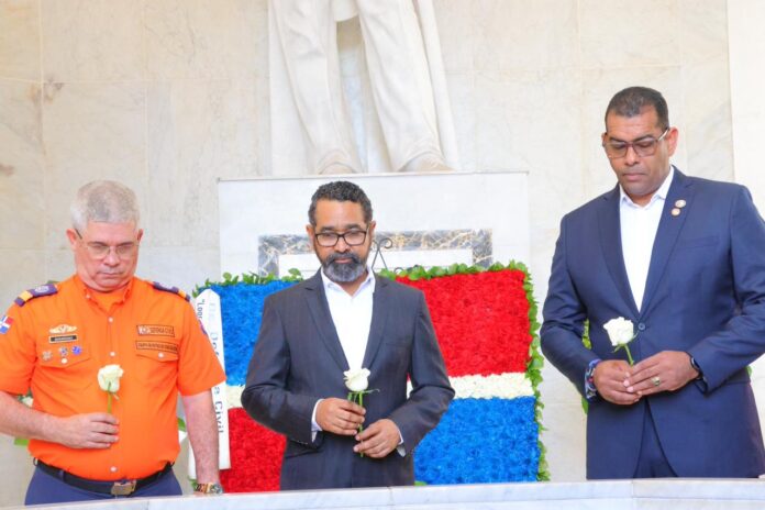 Defensa Civil honra a los Padres de la Patria con ofrenda floral