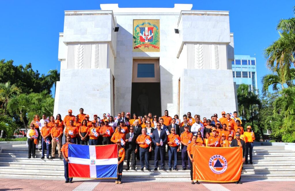 Defensa Civil honra a los Padres de la Patria con ofrenda floral
