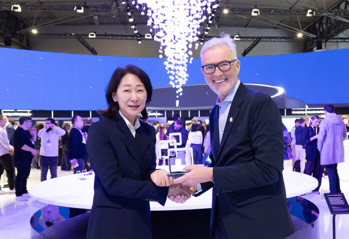 002-Closer-to-the-Moment-Samsung-Galaxy-Helps-Capture-the-Opening-Ceremony-of-Milano-Cortina-2026-Newsbody Samsung Galaxy S26 Ultra es reconocido como “Best in Show” en el Mobile World Congress 2026