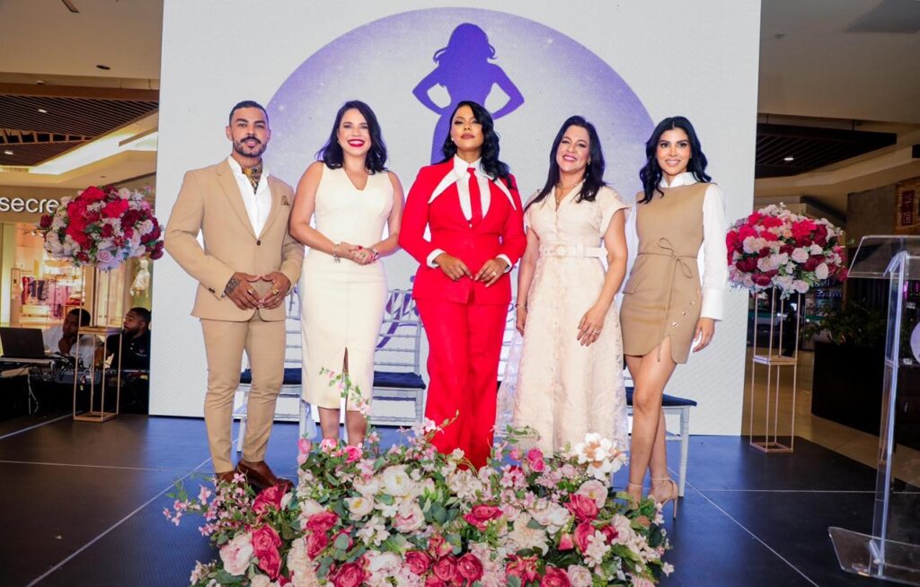 “Mujer de Pie” llena el Atrio Central de Downtown Center en un encuentro de liderazgo femenino