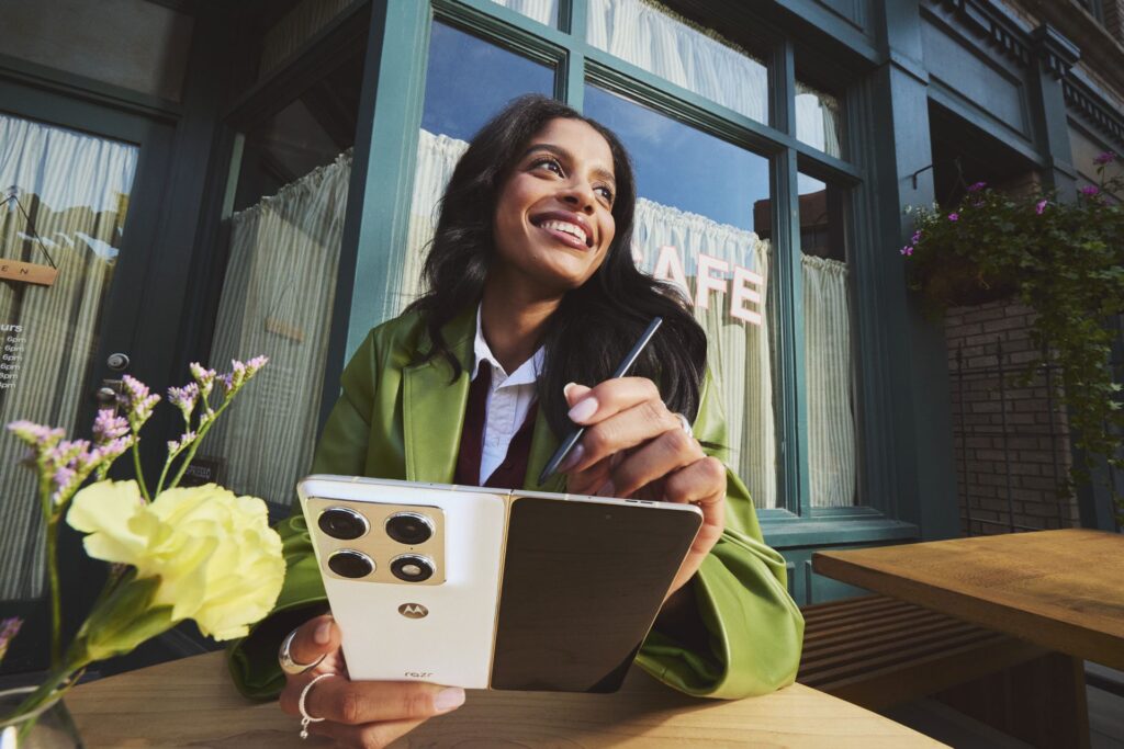 Motorola presenta el motorola razr fold y redefine la productividad en los plegables