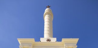 Capacitan a colaboradores del Monumento de Santiago para mejorar la atención a visitantes con discapacidad