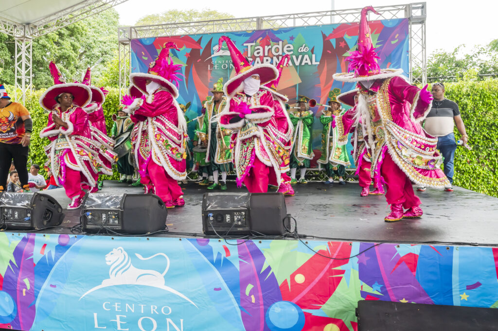 Centro León celebra la XXI Tarde de Carnaval con un homenaje a la tradición dominicana