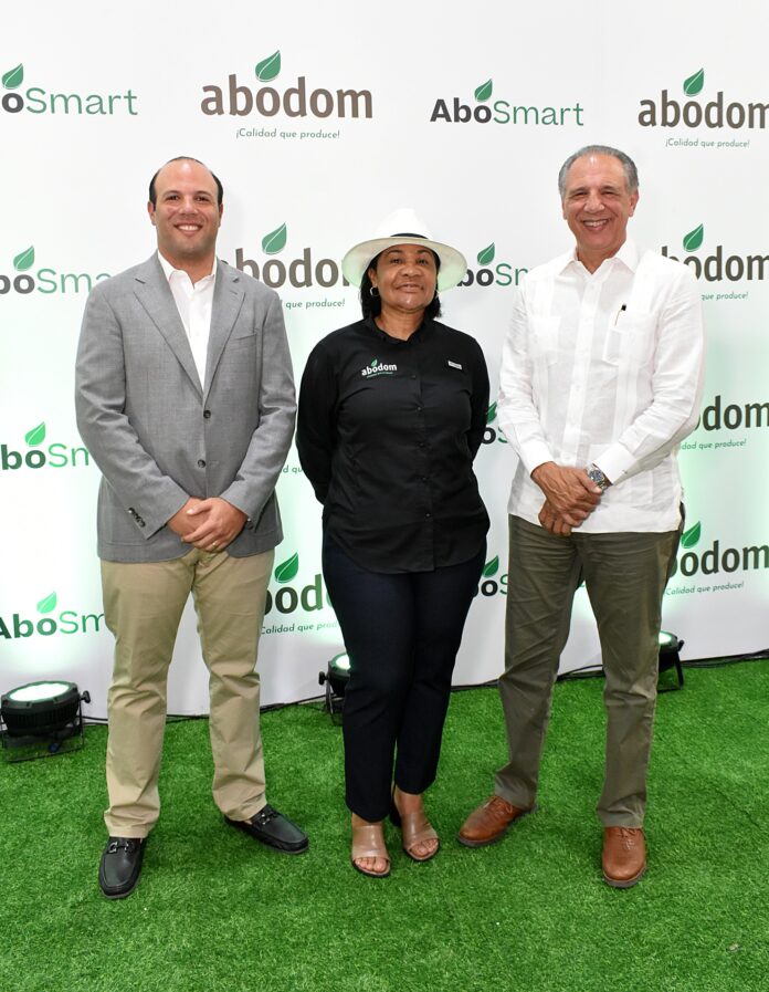 DSC_3227 Ojo principal. Jose Ramon Peralta Abreu, Luz Enilda Feliz y Jose Ramon Peralta. ABODOM presenta la primera inteligencia artificial agrícola desarrollada en República Dominicana