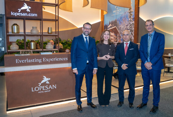 De izq a dcha José Alba, Jessica de León, Miguel Ángel Rodríguez y José Juan Lorenzo Lopesan Hotel Group redefine su estrategia global con proyectos de lujo y experiencia inmersiva