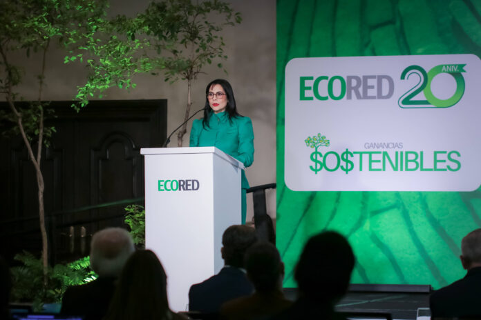Foto 1, La presidenta de Ecored, Christy Luciano, se dirige a los presentes. Ecored posiciona la resiliencia empresarial como eje clave de competitividad y sostenibilidad