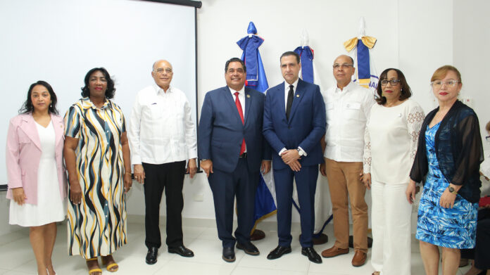 Foto 1, Servio Castaños y directivos del Colegio Notarios. Servio Tulio advierte sobre “crisis ética” en la democracia dominicana durante apertura de diplomado notarial