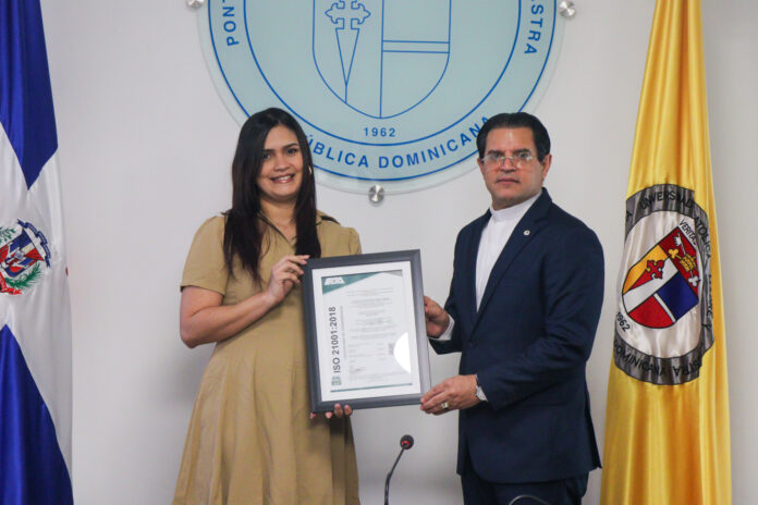 PUCMM recibe las certificaciones ISO 9001 e ISO 21001