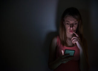 Una de cada cinco mujeres detecta apps espía en su celular: crece la violencia digital en la región