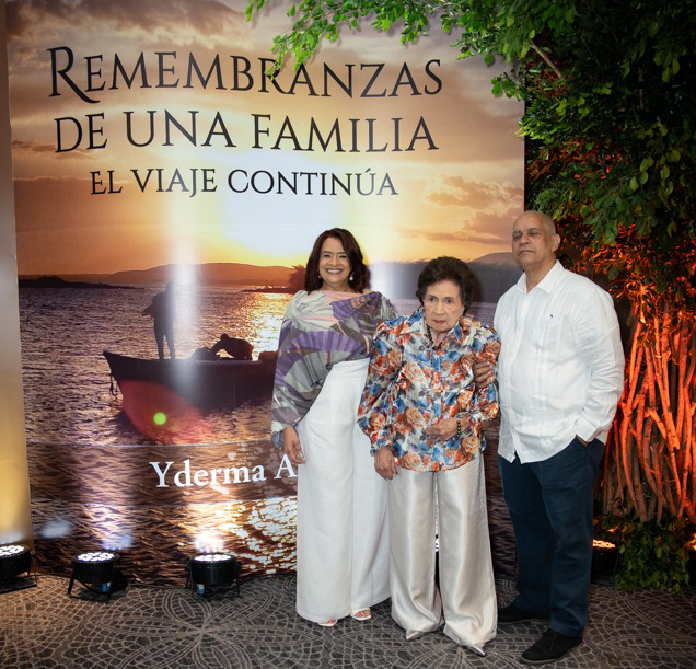 Yderma Arias presenta su libro 'Remembranzas de una familia' en un emotivo acto