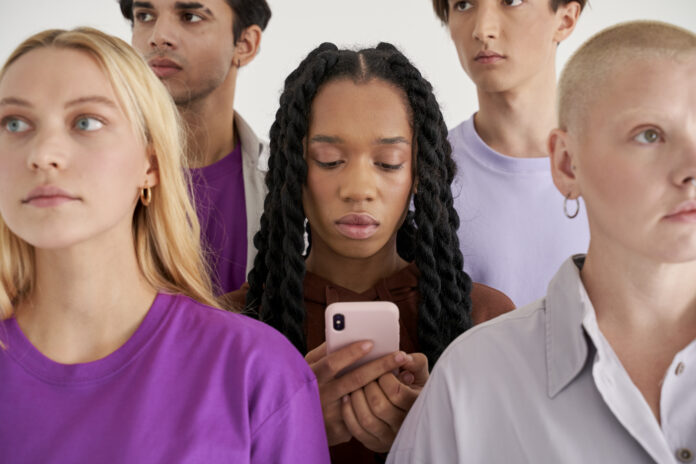 people-connected-social-media La IA en selección de personal reproduce la discriminación de género