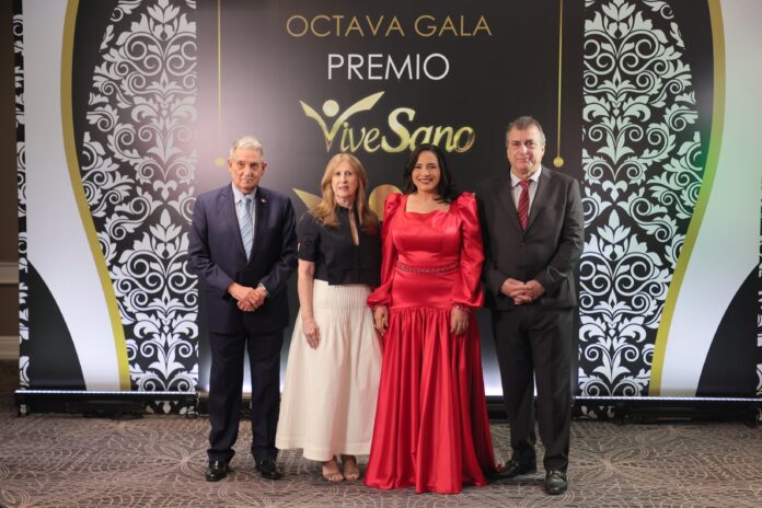 1 A - José Joaquín Puello, Gina de Puello, Elizabet Gutiérrez y Fernando Moreno Premio Vive Sano se consolida como referente del reconocimiento en salud en República Dominicana
