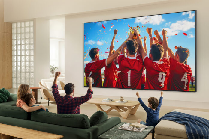 100QNED84BU.AUS_2026_Lifestyle_Image_Cheer (1) LG QNED73 redefine la experiencia del fútbol en casa con inteligencia artificial y calidad inmersiva