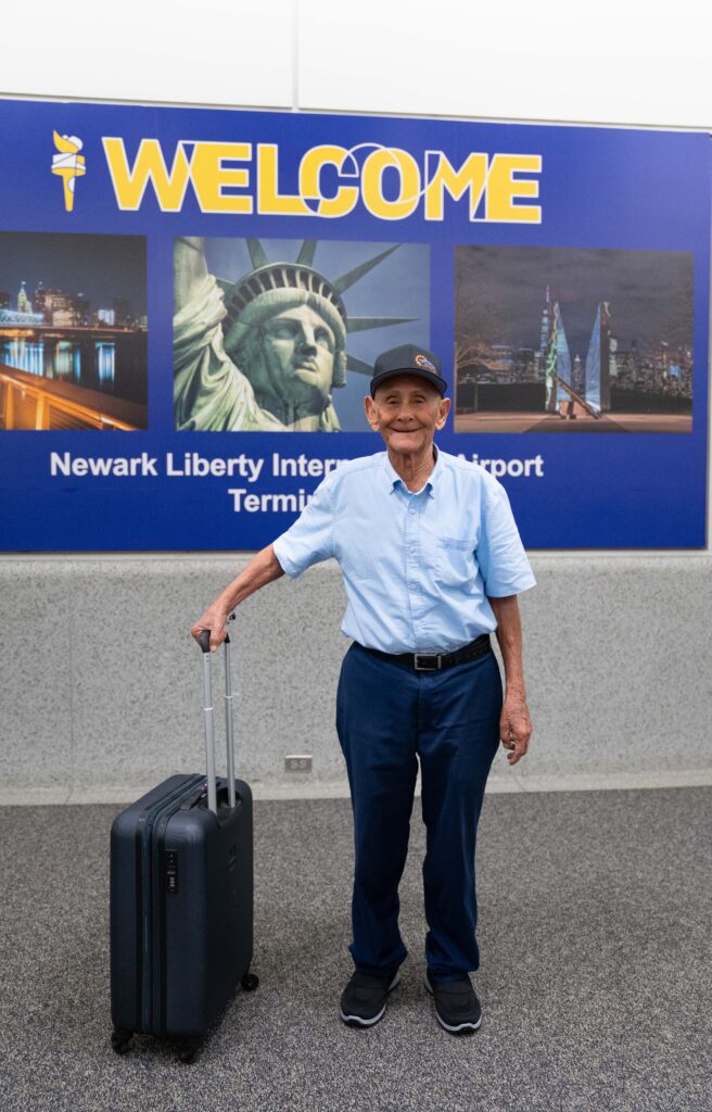 Arajet hace realidad el primer viaje internacional de dominicano de 95 años