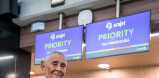 Arajet hace realidad el primer viaje internacional de dominicano de 95 años