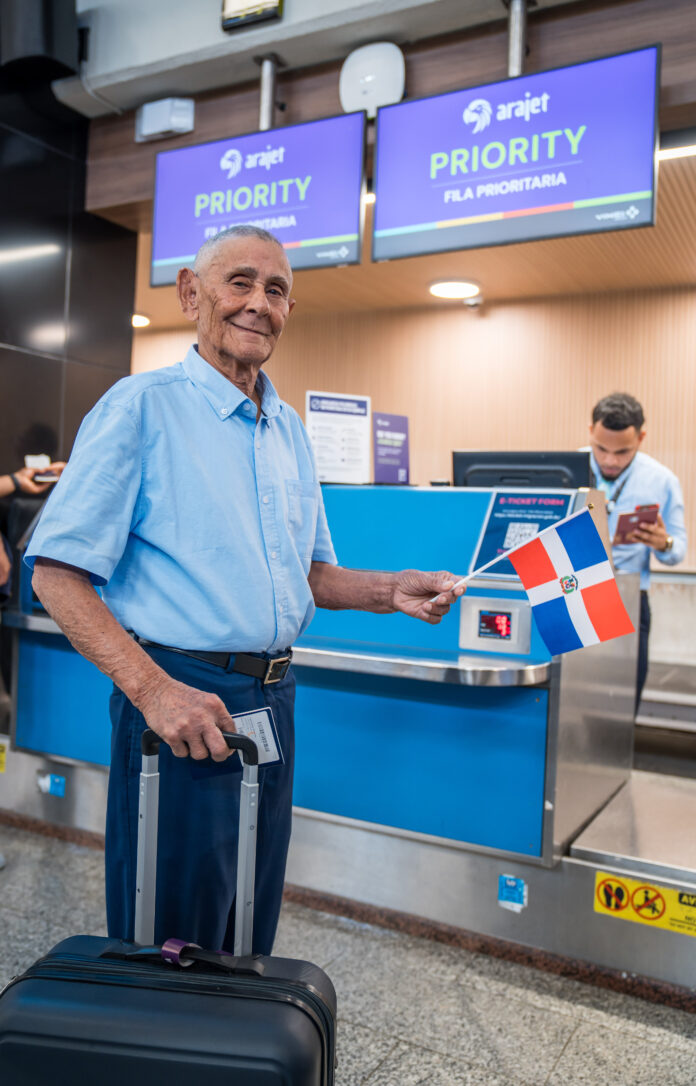 Arajet hace realidad el primer viaje internacional de dominicano de 95 años