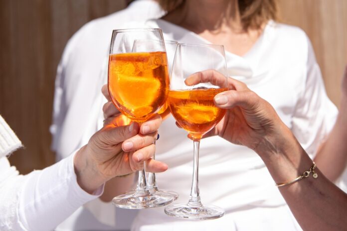 Imagen de pen_ash en Pixabay Médica advierte que el exceso de alcohol acelera el envejecimiento y afecta la salud integral