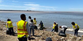 Voluntarios refuerzan la limpieza de la playa Montesinos en jornada ambiental en Santo Domingo