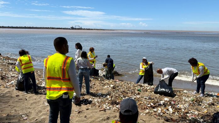 Voluntarios refuerzan la limpieza de la playa Montesinos en jornada ambiental en Santo Domingo