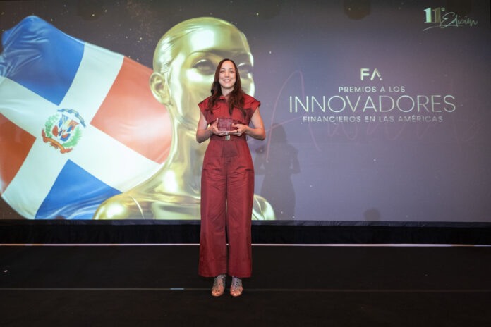 La señora Bianca Albino, product owner de la solución de Pagos de Qik, recibió el premio en nombre de Qik Banco Digital. Qik gana oro en Fintech Americas por su agenda de contactos integrada en su app