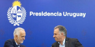 El presidente de Uruguay reafirma compromiso con la libertad de prensa al firmar declaraciones de la SIP