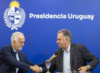 El presidente de Uruguay reafirma compromiso con la libertad de prensa al firmar declaraciones de la SIP