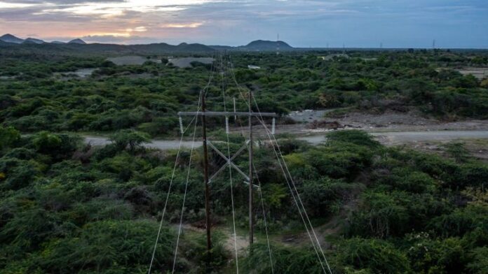 ETED trabaja en avería eléctrica que afecta zonas de Monte Plata