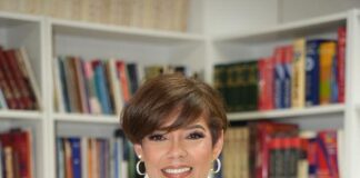 Ana Mercy Otáñez presenta en Nueva York su libro “Una luz que nunca se apaga”