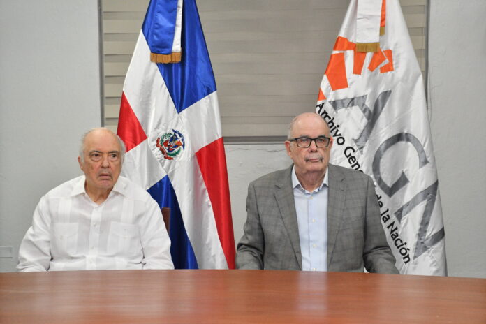 Bernardo Vega dona importante colección documental al Archivo General de la Nación
