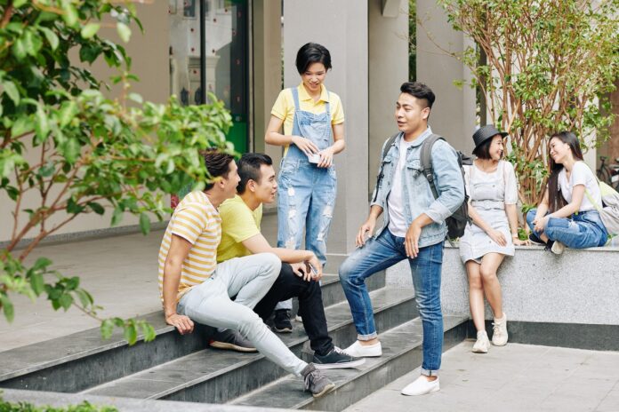 Jóvenes adultos priorizan la inteligencia emocional y la compatibilidad mental al elegir pareja, según estudio