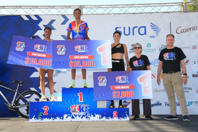 Karine Notinger y Olivier Pellín junto a ganadores Alejandro y Soranyi Rodríguez se imponen en la Carrera Carrefour 10K en Santo Domingo