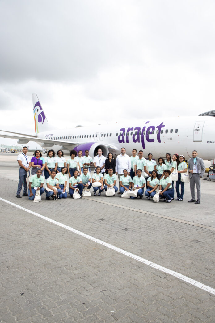 Arajet y Aeropuerto de Punta Cana acercan la aviación a jóvenes con programa “Piloto por un Día”