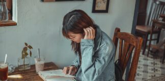 Doomscrolling: cómo el consumo compulsivo de noticias negativas afecta la salud mental y qué hacer para evitarlo