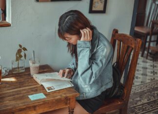 Doomscrolling: cómo el consumo compulsivo de noticias negativas afecta la salud mental y qué hacer para evitarlo