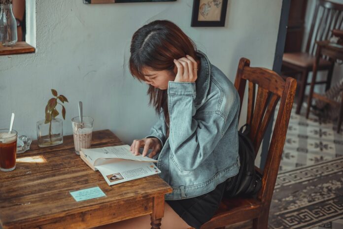hoahoa111-cafe-5972490_1920 Doomscrolling: cómo el consumo compulsivo de noticias negativas afecta la salud mental y qué hacer para evitarlo