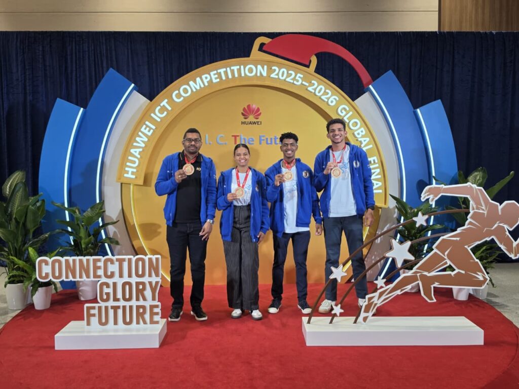 Estudiantes de la PUCMM ganan el máximo premio mundial de Huawei y hacen historia para República Dominicana