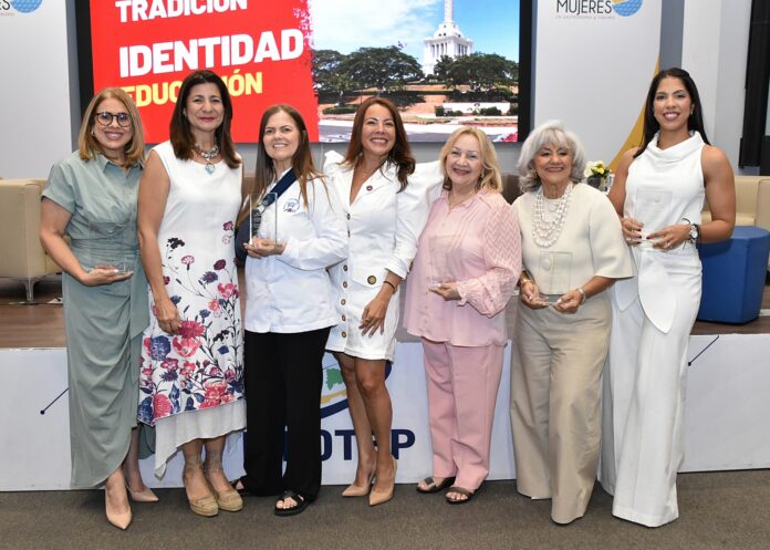 DSC_3545 Ojo principal. ReconocimientosLuisa Feliz junto a las damas de Santiago que fueron reconocidas. Segunda Cumbre de Mujeres en Gastronomía impulsa liderazgo e innovación femenina
