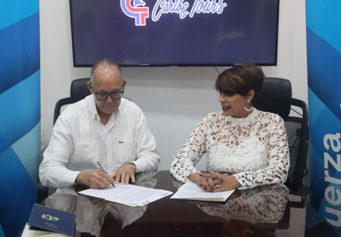Foto 1, William Castro y Nora Rubirosa de Castro firman el acuerdo.
