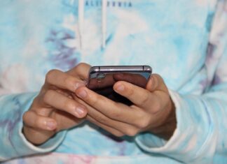 Jóvenes recurren cada vez más a la inteligencia artificial para gestionar emociones y estrés