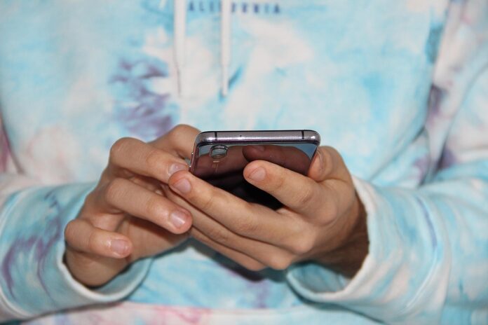 Jóvenes recurren cada vez más a la inteligencia artificial para gestionar emociones y estrés