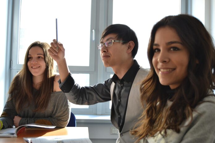Expertos abogan por preparar a los jóvenes para profesiones que aún no existen