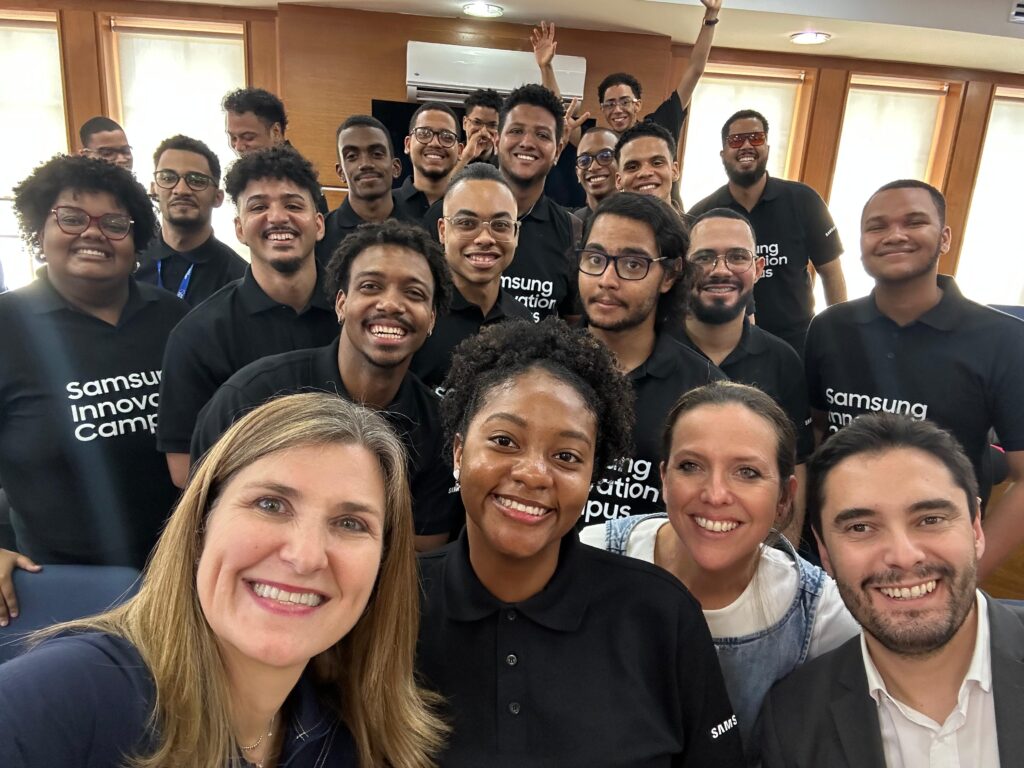 Jóvenes presentan soluciones con inteligencia artificial en encuentro promovido por la UNESCO