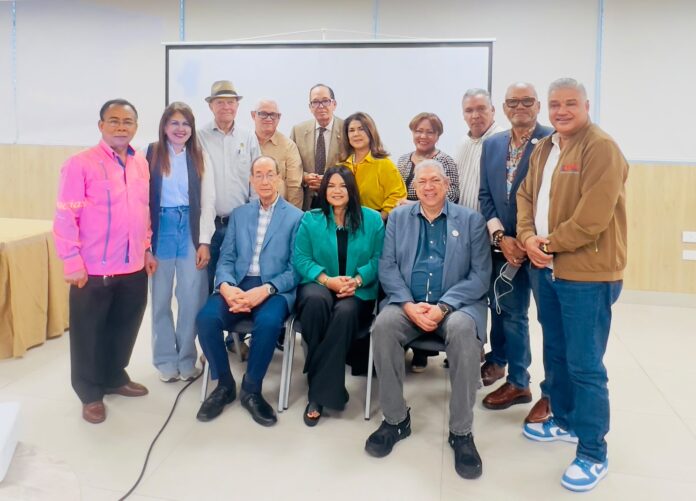 1. Sarah Hernández, Luis Felipe Aquino, José Tejada Gómez y Júnior McDougal junto a los miembros de Adompretur Santiago. Adompretur fortalece en Santiago la formación de periodistas turísticos